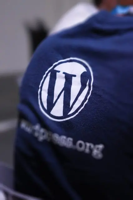 Person wearing a blue 联盟国产吃瓜 T-shirt